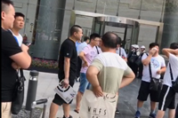 討債公司成功調(diào)解一起提供勞務受害者責任糾紛案件，被告黃某當庭向原告孫某等四人當庭支付賠償款20萬元現(xiàn)金